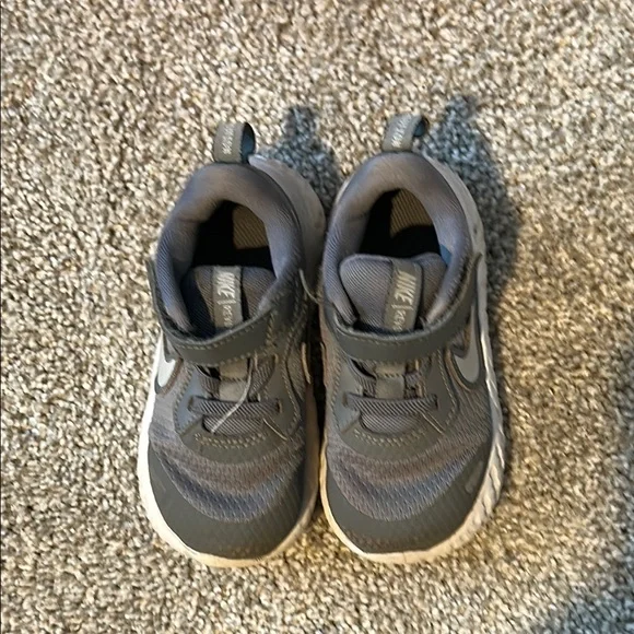 Nike Gray and White Sneakers with Velcro Closure - Picture 5 of 11